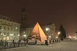 Die Karlsruher Pyramide ist eines der Wahrzeichen von Karlsruhe. Sie wurde über dem Grab des Stadtgründers Markgraf Karl Wilhelm errichtet.