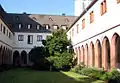 Hof im Kreuzgang mit ehemaligem Konventgebäude