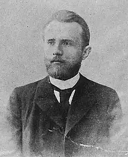 Gesichtsporträt ab Brustkorb in schwarzweiß.