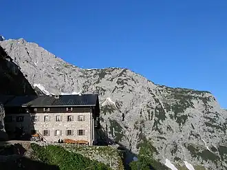 Das Karwendelhaus vor dem Nordgrat der westlichen Ödkarspitze