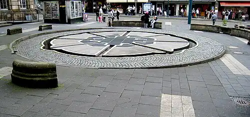 Negativ des Aschrottbrunnens von Horst Hoheisel vor dem Kasseler Rathaus