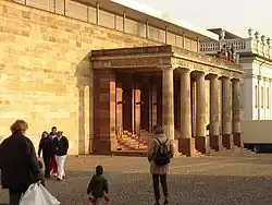 Kassel, Friedrichsplatz 19: Kaufhausfassade von 1961 als Blendfassade mit dem vorgestellten klassizischen Portikus des kriegszerstörten Roten Palais.