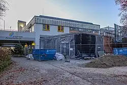 Das Foto zeigt die Außenansicht des Kassenbereichs während des Umbaus im November 2018.