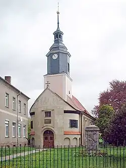 Die Katharinenkirche, davor die alte Schule