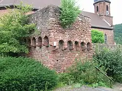 Die mittelalterliche Wehrmauer der Kirche in Trennfurt