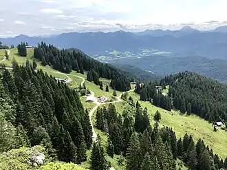 Tölzer Hütte, Strasseralm, Quengeralm, Bayernhütte, Katzenkopf (von links nach rechts)