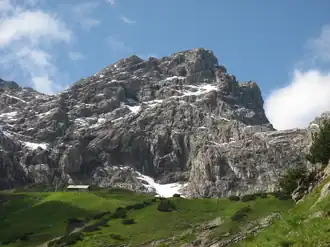 Die Gliegerkarspitze von Nordwesten mit dem Kaufbeurer Haus im Vordergrund