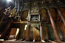 … Rundbögen und Obergaden wie in einer romanischen Steinbasilika