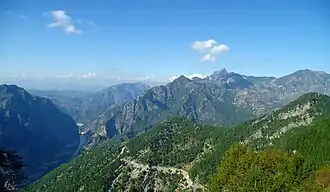 Stausee der Berke-Talsperre im Bild links