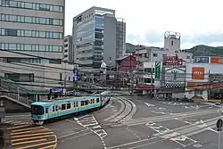 Typ-800-Zug bricht von Hama-Ōtsu nach Kyōto auf