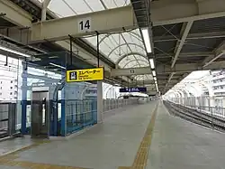 Oberer Bahnsteig, mit Verengung für das dritte Gleis