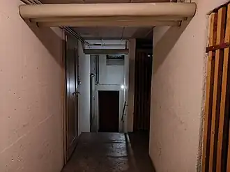 Sichtbare Versorgungsinfrastruktur und Kellerabteile