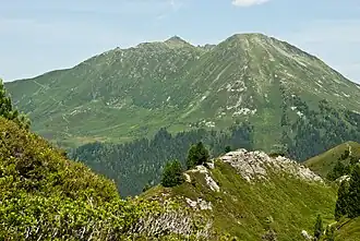 Das Kellerjoch von Süden, links die Kellerjochhütte, mittig das Kreuzjoch, rechts der Kuhmesser