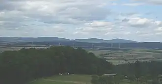 Blick von Südsüdwesten vom Berg Burgholz (379,1 m) zum Kellerwald mit Hohem Lohr (656,7 m, links), Jeust (585 m, Mitte) und Wüstegarten (675,3 m, rechts); vorne die Gilserberger Höhen