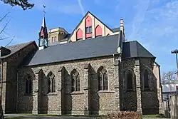 Die Kapelle St. Josef rechts neben dem Altbau von 1851