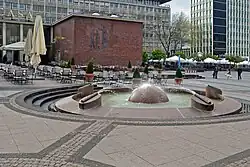 1989 erbauter Brunnen vor dem Europahaus