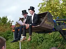 Zwei „Kerweborsch“ beim Verlesen der Kerwerede im pfälzischen Rüssingen