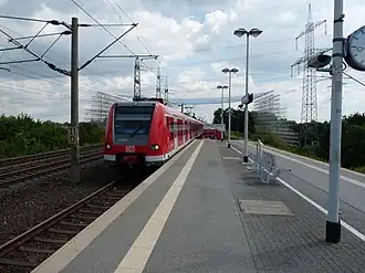 Haltepunkt Köln-Weiden West mit einfahrendem S-Bahn-Zug in Richtung Köln Hauptbahnhof