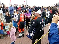 Kevin Escoffier und Skipper Charles Caudrelier in Den Haag nach dem Volvo Ocean Race 2018, Escoffier trägt den Sieger-Pokal