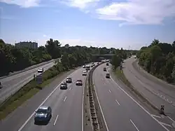 Die Preetzer Chaussee, ehemals beidseitig baumbestandene, zweispurige Allee, teilt als Bundesstraße 76 (B76) Elmschenhagen in E.-Nord (rechts) und E.-Süd (links); Blick nach Westen zum „Elmschenhagener Kreisel“ Richtung Kiel (Aufnahme Juni 2008).