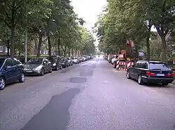 Die Wiener Allee (fotografiert in Richtung Süden) ist die Hauptstraße durch E.-Nord, im Bild hinten rechts (hinter dem Fußgängerüberweg) beginnt der Andreas-Hofer-Platz (Aufnahme August 2009).