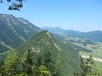 Blick vom Falkenstein (1181&nbsp;m) nach Westen zum Kienbergl (1135&nbsp;m) und den Ruhpoldinger Bergen