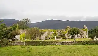 Ruinen des Augustinerklosters St. Mary de Bello Loco vor der Südseite des Sliabh Mis