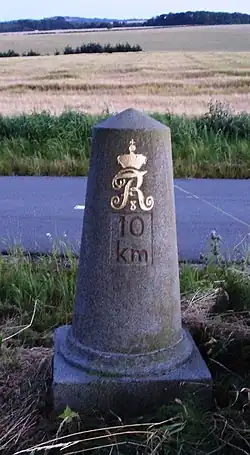 Dänischer Kilometerstein (mit dem Monogramm Friedrich VIII) bei Sønder Stenderup / Kolding Kommune