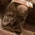 Sheela-na-Gig an der Church of St Mary and St David in Kilpeck, Herefordshire. Möglicherweise als Apotropaion gedacht