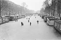 Schlittschuhläufer auf der zugefrorenen Da Costagracht (1971)