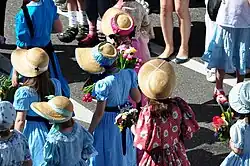 Kinderumzug des Sechseläuten in historischen Kostümen