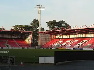 Die östliche Sitzplatztribüne (rechts) des Dean Court (2007)