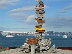 Wegweiser auf der Station Presidente Eduardo Frei