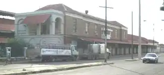 Außenansicht des Bahnhofes von Kingston