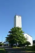 Der dritte Turm gehört zur Friedenskirche (1967) im Osten der Stadt