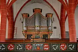 Orgelgehäuse von Roman Benedikt Nollet von 1754 mit einem Werk von Rudolf Oehms (1969), davor die schmuckvoll gearbeitete Emporenbrüstung