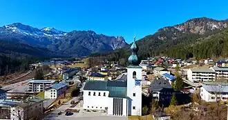 St. Johann Nepomuk Turmseite (rechts: Frontansicht mit Eingang)