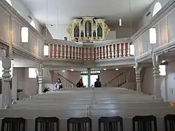 Blick zu Orgel und Empore