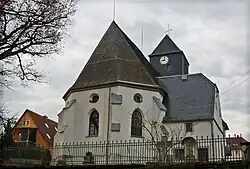 Kirche in Höckendorf, u.&nbsp;a. mit Theler-Grabsteinen, die mit dem benachbarten Bauernhof (links im Bild) auf den Grundmauern des Rittergutes steht