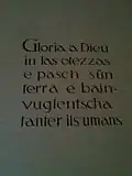 Wandinschrift auf Vallader: Ehre sei Gott in der Höhe und Friede auf Erden und unter den Menschen ein Wohlwollen