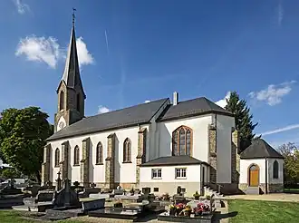 Kirche St. Michael mit Friedhof