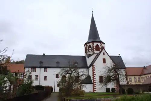 Ehemalige Klosterkirche und heutige Filialkirche vom Klostergarten mit ehem. Klostermauer von Süden. Im Hintergrund rechts das Propsteischloss