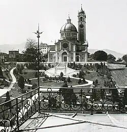 Dem See zugewandte Seite der Kirche mit Grünanlage, Foto: Johannes Meiner, 1898