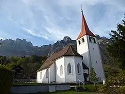Kirche Frümsen, im Hintergrund Kreuzberge und Saxerlücke