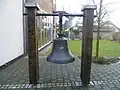 Die als Mahnmal aufgestellte Stahlglocke