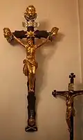 Kruzifixe im Vorhaus