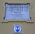 Gedenktafel an der Nordseite der Kirche