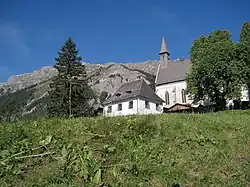 Kirche St. Leonhard mit Pfarrhof in Seewiesen