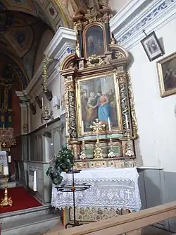 Der rechte Seitenaltar von 1690 zeigt die Begegnung von Maria mit Elisabeth, die der Titelbezeichnung des Wallfahrtskirchleins zugrunde liegt.[6]
