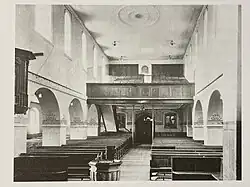 1877 wurde eine neue, grössere Empore errichtet. Die Malereien wurden freigelegt, aber hinter hochziehbaren Tapeten versteckt.